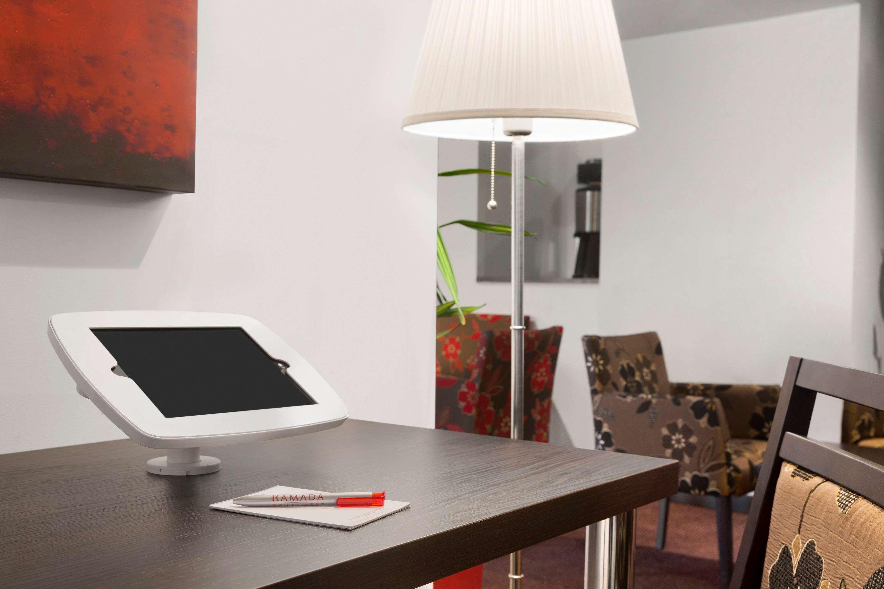Ramada Milton Keynes Hotell Eksteriør bilde