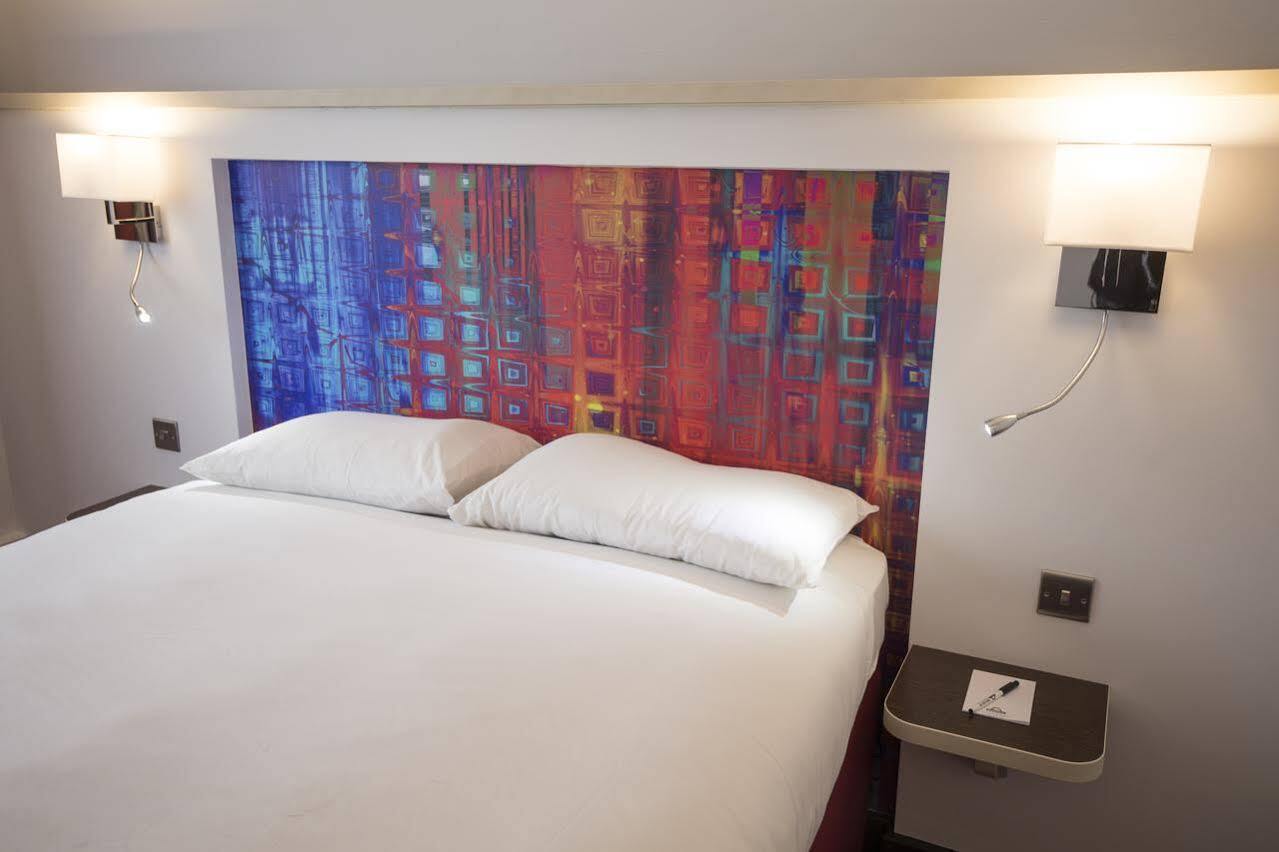 Ramada Milton Keynes Hotell Eksteriør bilde